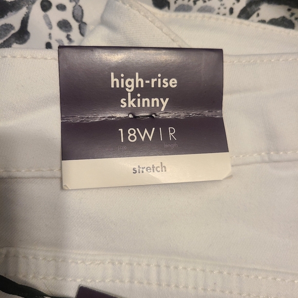 High Rise Skinny Jeans - Picture 4 of 5